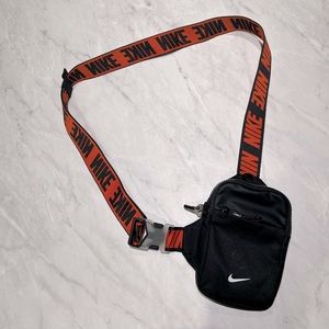 NIKE SPORTSWEAR ESSENTIALS SWOOSH CROSSBODY BAG